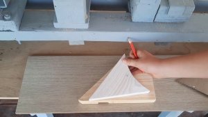 Сделал полку из ламината и обрезков доски