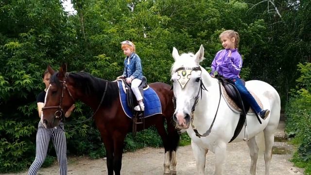 Настя на конной прогулке. Катаемся на лошадях смотреть онлайн