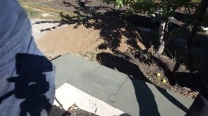 Укладываем рубероид на фундамент и раскидываем шлакоблок