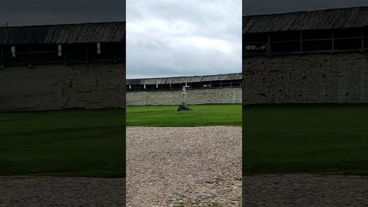 Псковский Кремль, памятный крест к 1100-летию Пскова. #tataanriпитер #поездкавпсков #храмыроссии