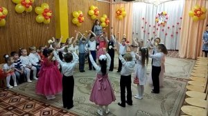 "Танец с цветами" на День матери.