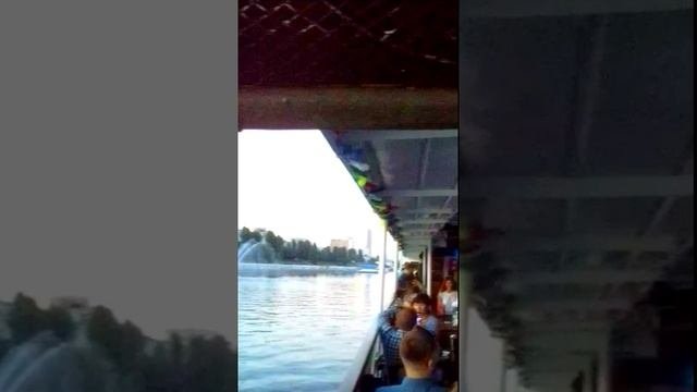 #На теплоходе музыка играла