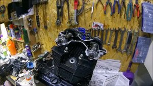Сборка двигателя Suzuki GS500E Часть 3  установка двигателя и запуск.