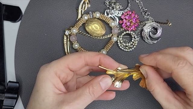 Распаковка винтажной бижутерии.  Франция.