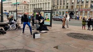 Король и Шут – "Лесник", в Санкт-Петербурге на Невском проспекте выступают уличные музыканты...