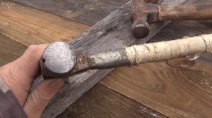 Аккумуляторная дисковая пила Makita и молоток плотника Truper.