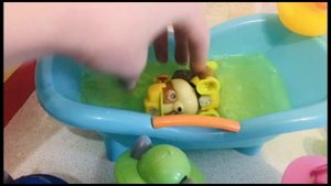 Щенячий патруль купается в ванной.Paw patrol bathes in colored water.Цветная вода и шипучка.