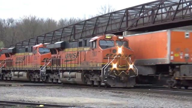 BNSF & CP action at the Savanna diamond April 18, 2019 смотреть онлайн