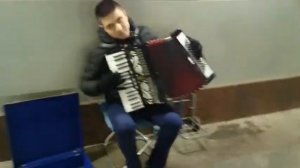 Настоящий виртуоз! Отжигает на аккордеоне