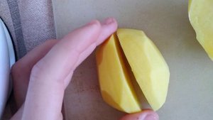 Как нарезать картошку по деревенски.