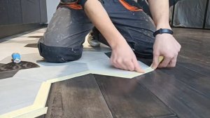 Стык ламината и плитки