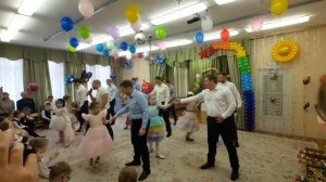 Трогательный танец пап с дочерьми на выпускном в детском саду