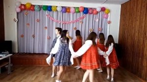 9 класс Танец "Лебедушка"