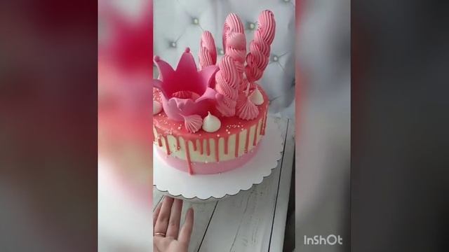 Торт молочная девочка с короной из мастики, меренга на палочке.