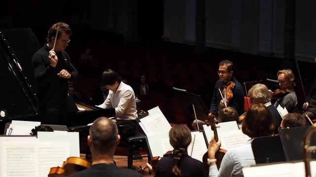 Seong Jin Cho during the rehearsal of Ravel's Piano Concerto in G - Essentials смотреть онлайн