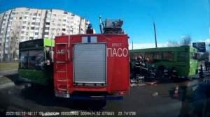 В белорусском Бресте девушка в капюшоне прогулялась под проезжавший автобус .
