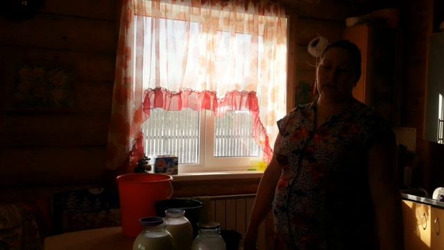 Сколько корова даёт молока? Старшая дочка приехала на денёк.