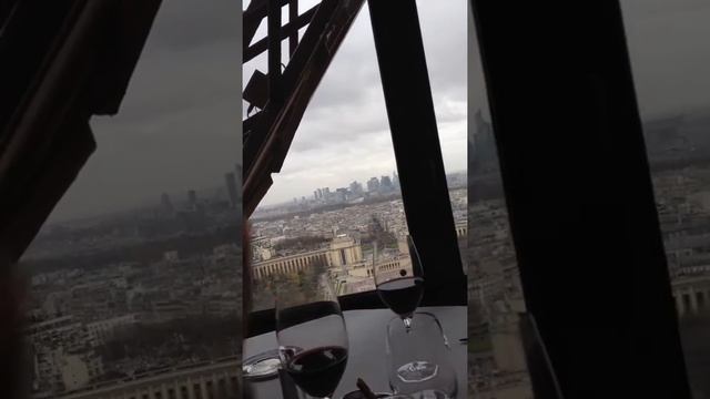 Le Jules Verne , Paris , Tour Eiffel