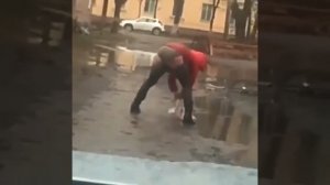 пьяная девушка лезет домой.