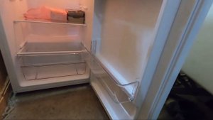 Жилой гараж,  продолжаю обустройство. Полочки, холодильник, морозилка, стиралка.