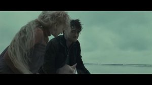 Добби умирает на руках у Гарри.Гарри Поттер и Дары Смерти/Очень грустный момент.