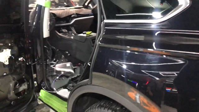 Volkswagen Touareg, сделали шумоизоляцию для наслаждения тишиной за рулём. ШВИ материалы Комфортмат