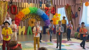 Танец с саксофонами на выпускном в детском саду