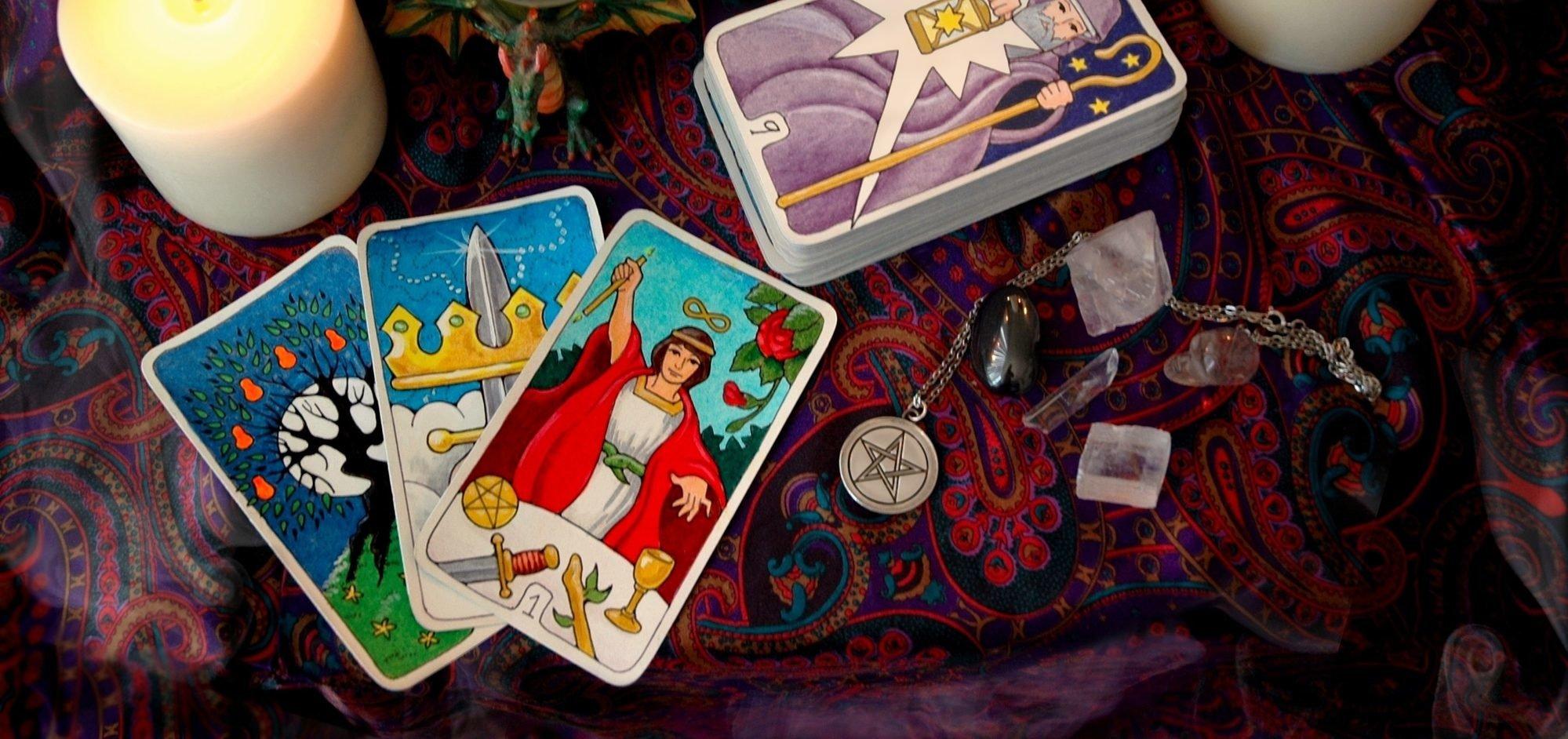 Гадание на таро ответ одной картой. Карты Таро магия. Карты "Таро". Таро и свечи. Карты Таро на столе.