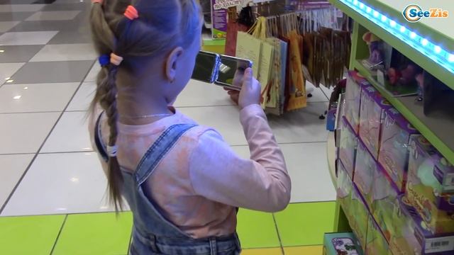 Влог Ярослава в БАТУТНОМ Центре Развлечения для детей - Покупаем ПОДАРОК для Варюше на День Рождени