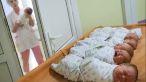 РОДИЛСЯ РЕБЕНОК | Как и зачем врач осматривает малыша сразу после рождения