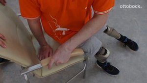 Школа ходьбы: парная ампутация бедра. Занятие 14. Техника присаживания и вставания со стула
