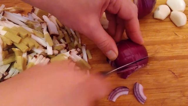 Белые грибы, обжаренные с луком и чесноком (Как отдельное блюдо или как заправка в рыбную солянку). смотреть онлайн