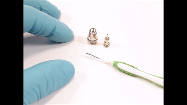 Cleaning the airbrush with Vallejo Airbrush Cleaner смотреть онлайн