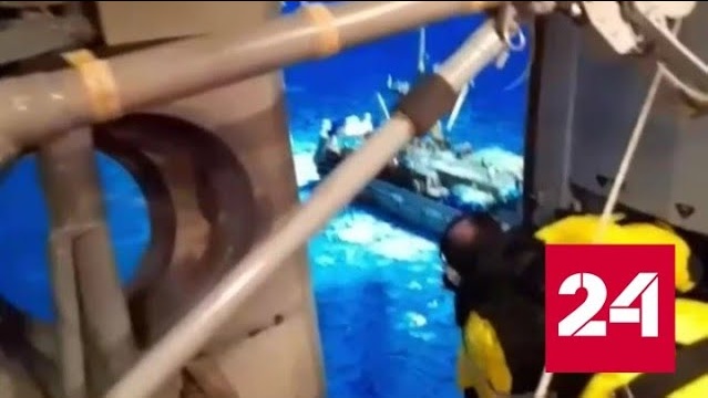 В МЧС показали кадры экстренной эвакуации моряка с инсультом с борта судна - Россия 24 