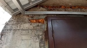 Козырек над входной дверью.