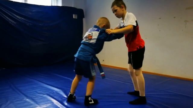 Учебная борьба в младшей группе. Самбо дети
