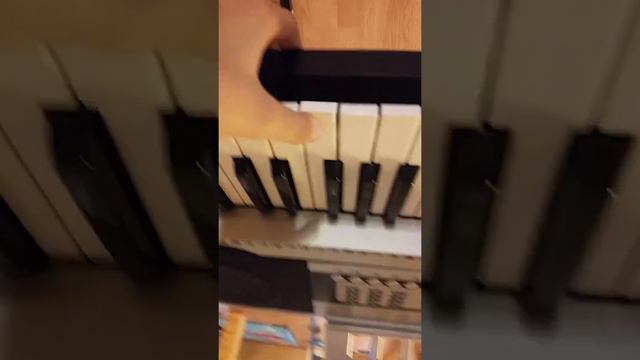 Я играю на пианино вверх ногами