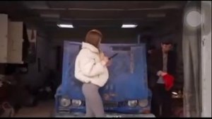 Каха и Серго меняют девушке прокладку