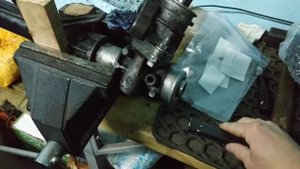 Как достать внутренний (левый) сальник из рулевой рейки без специального инструмента.