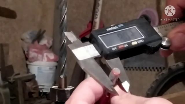 Почему бъёт фреза в ручном фрезере?( Не кривая)