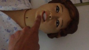 Присунул телочке в рот и провел по губам