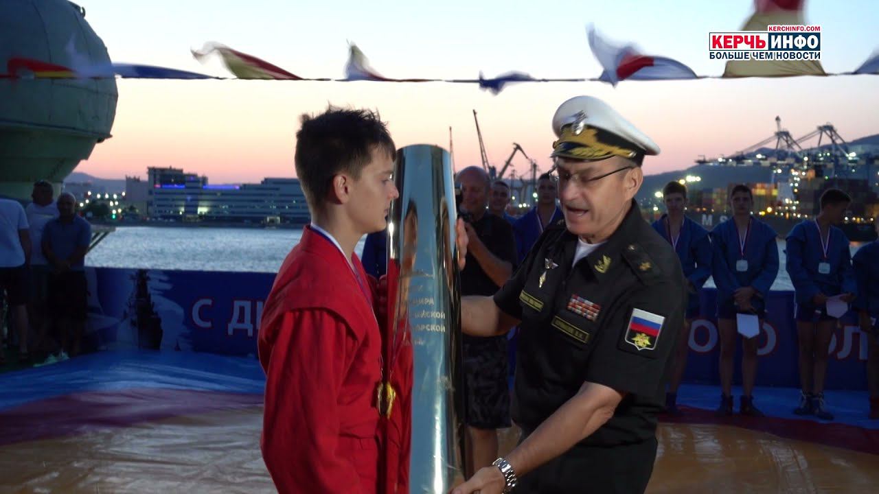 По просьбе Владимира Путина на крейсере "Михаил Кутузов" сразились самбисты Новороссийска и Керчи смотреть онлайн