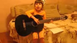 Ребенок играет на гитаре