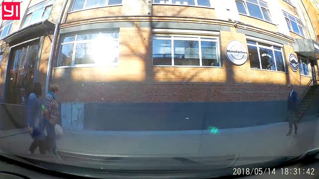 падение плитки с фасада