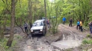 terrano едет через лужу