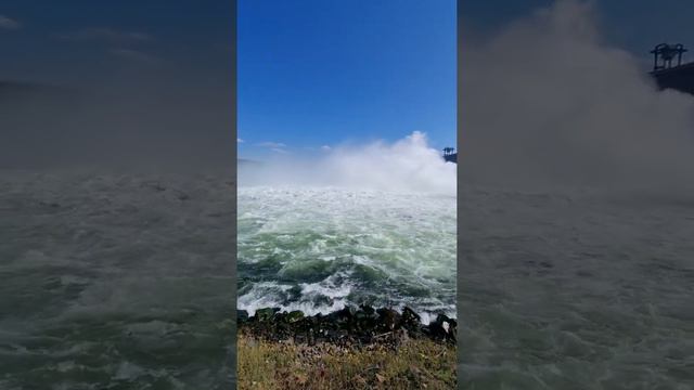 Усть Илимская ГЭС. Сброс воды.