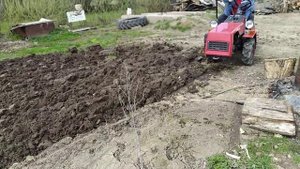 мтз-132н  вспашка земли