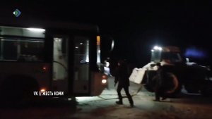 Жители Пажги помогли вытащить застрявший в снегу пассажирский автобус