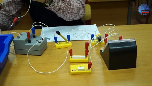 Физика. Проверка правила для силы тока при параллельном соединении резисторов смотреть онлайн