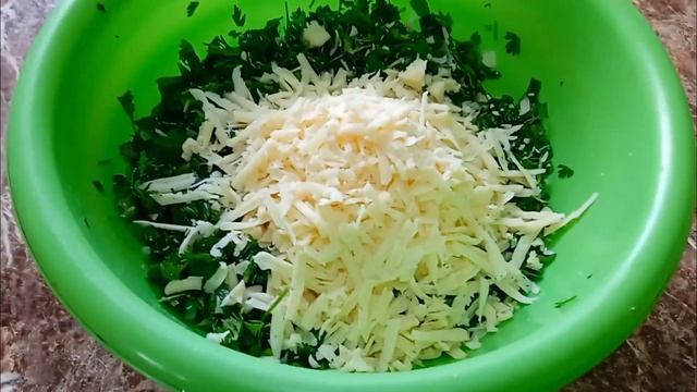Дрожжевые лепешки со свежей зеленью, сыром и чесноком. Очень вкусно.